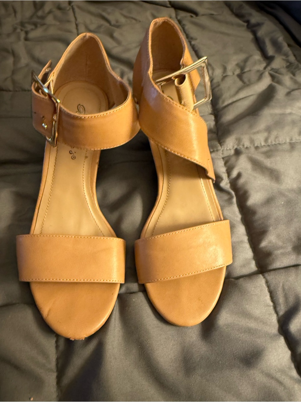 Breckelle’s Tan Women's Ankle-Strap Sandals with Buckle sz 7